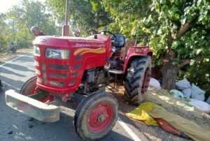 धान से भरी ट्रेक्टर की टाली पलटी एक व्यक्ति की मौत , ड्राइवर मौके से फरार , एक अन्य को 112 ने हॉस्पिटल पहुँचाया

रायगढ़ लैलूंगा : लैलूंगा से बड़ी खबर सामने निकल के आ रहा है जहाँ धान से ट्रेक्टर की टाली पलट गई वहीं ट्रेक्टर धान बेचने झगरपुर मंडी ले कर जा रही थी ट्रेक्टर में सवार एक व्यक्ति की मौत हो गई है एक अन्य को 112 से उपचार के लिए लैलूंगा हॉस्पिटल ले जाया गया वही ड्राइवर मौके से फरार बताया जा रहा है  लैलूंगा थाना क्षेत्र के बनेकेला और केराबाहर रपटापुलिया के पास घटना बताया जा रहा है लैलूंगा पुलिस आगे की कार्यवाही में जुट गई है